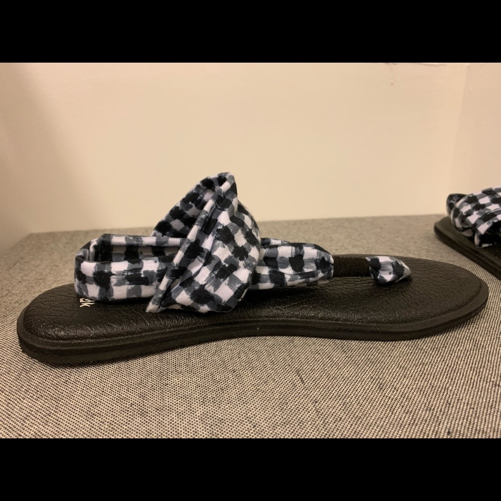 Black and white Sanüks